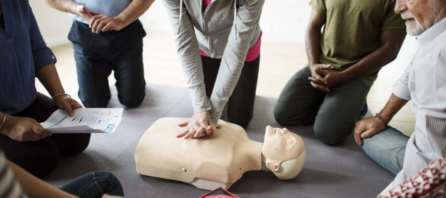 Übung Herzmassage am Dummy