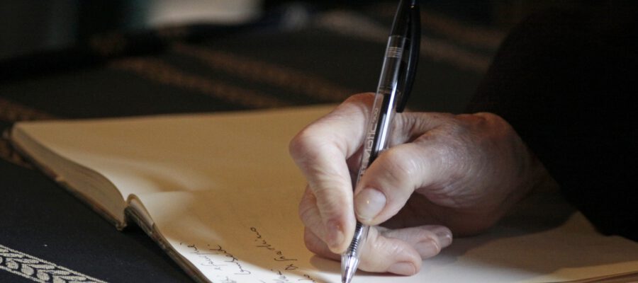 EIne Hand schreibt ein Testament